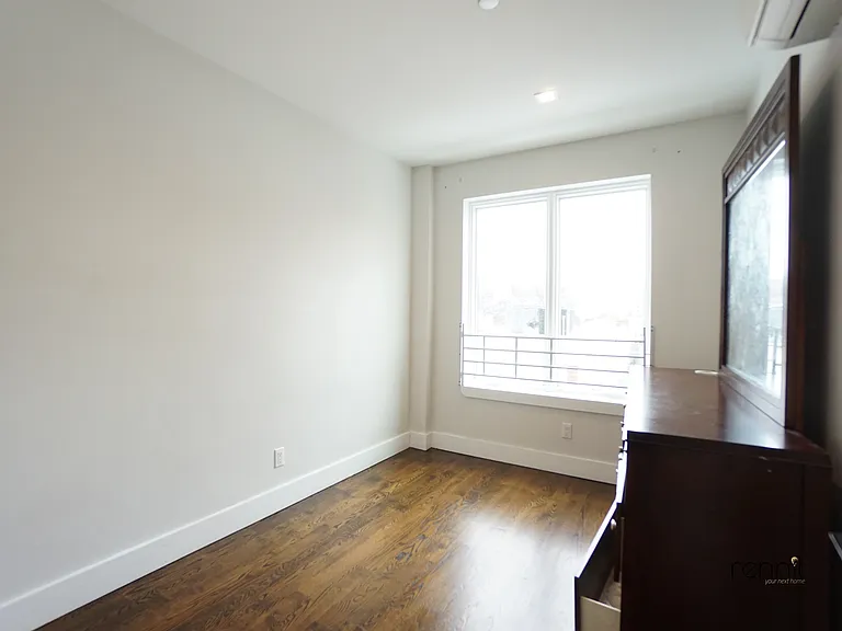 1031 Montgomery St #4R — Photo 18