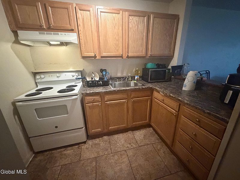5th image of 143 Clinton Street