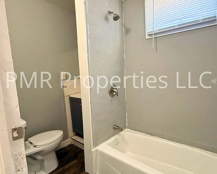 828 Avenue B — Photo 3