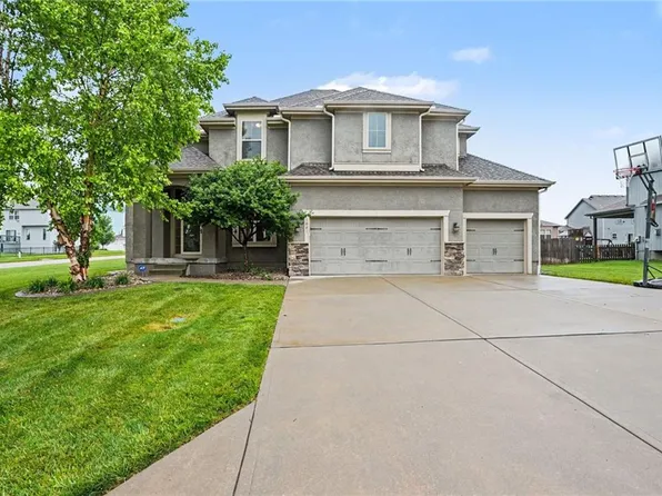 1001 SE Scarlet Ct, Blue Springs, MO 64014