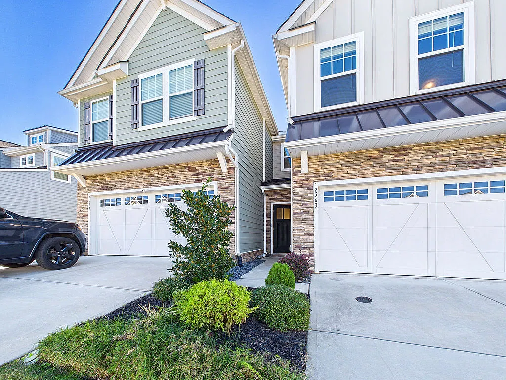 3 bed, 2.5 bath, 2200 sqft, $2,450 — Photo 2