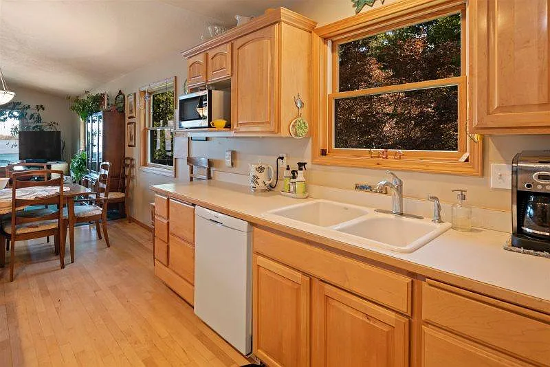 4 bed, 4500 sqft, $3,000 — Photo 4