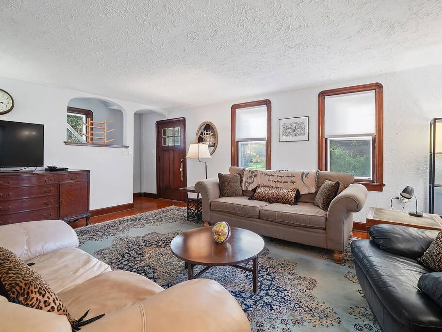 4 bed, 2.0 bath, 1291 sqft, $4,024 — Photo 1