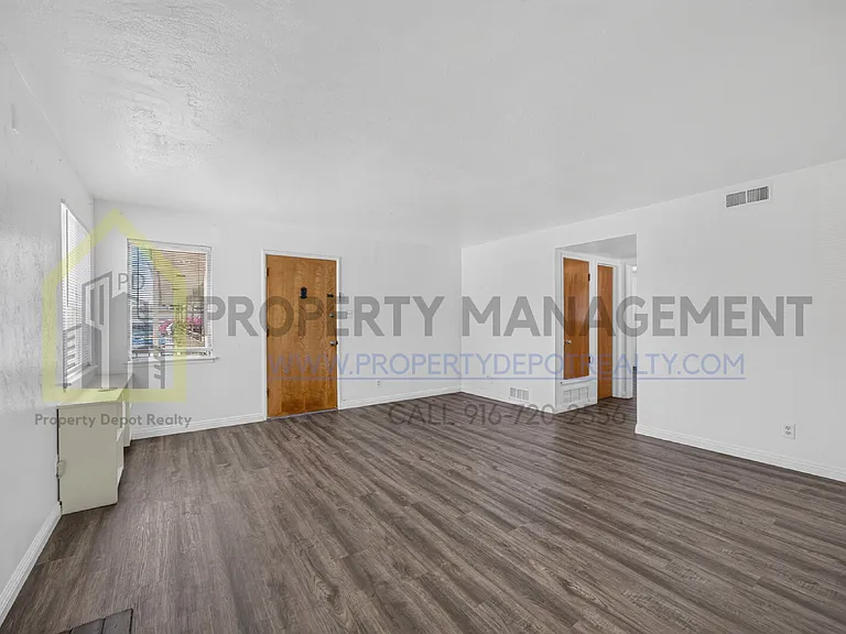 4411 Del Rio Rd #4 — Photo 7