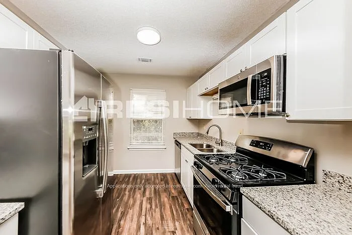 2406 Iron Horse Dr — Photo 3