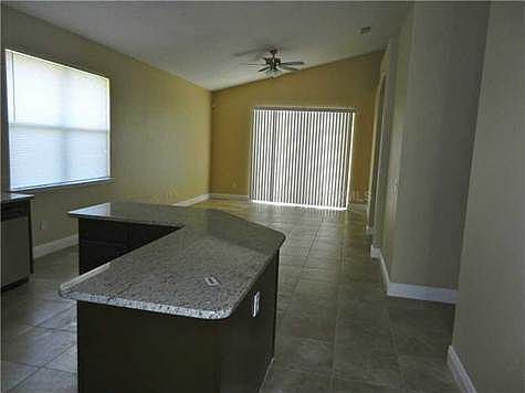4th image of 2471 The Oaks Blvd