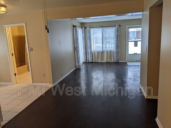 5th image of 1956 Crestmoor Ct SE