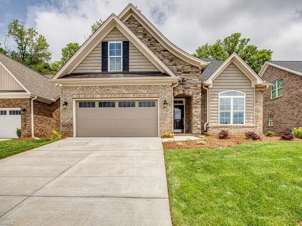 107 Castle Pond Dr, Winston Salem, NC 27107