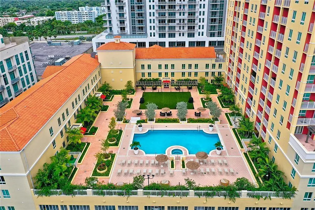 Toscano Condo — Photo 1