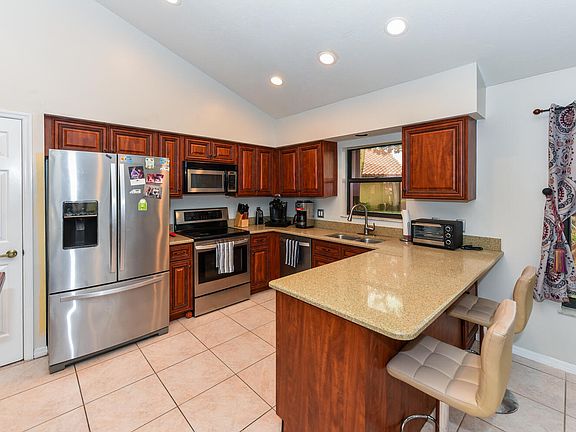 5th image of 2820 SW Mariposa Circle