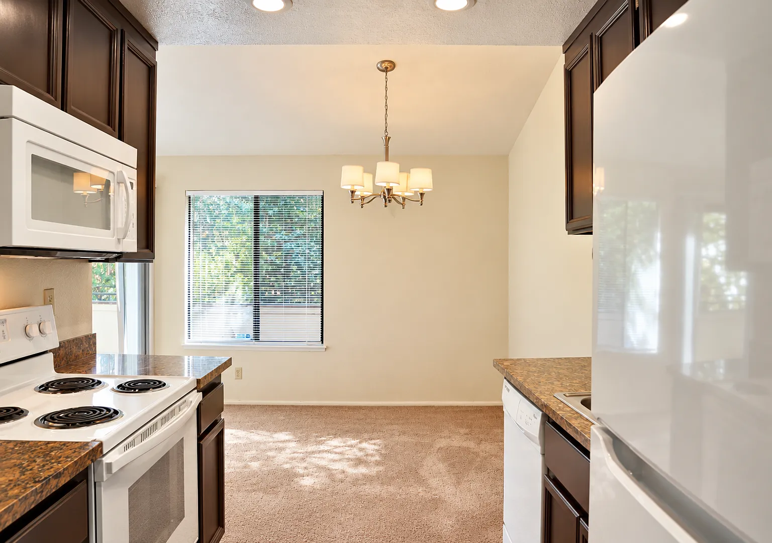 Homey 2-bedroom condo in Newark - convenient location! — Photo 2