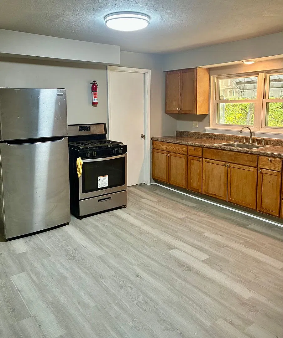 2/1 With Bonus Rooms and Huge Yard in Mt Oliver- Available NOW! — Photo 2