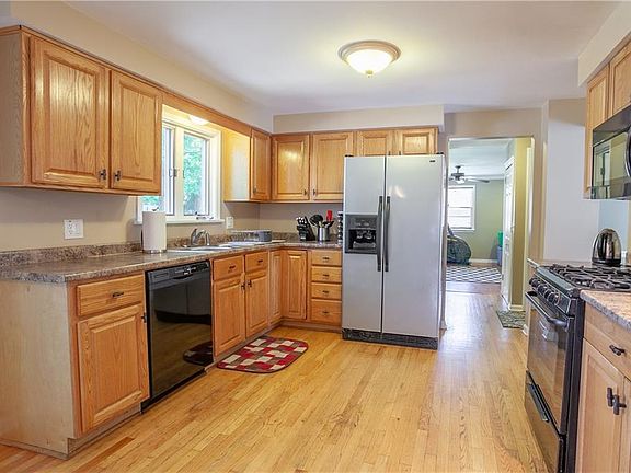 5th image of 16 Brookside Dr