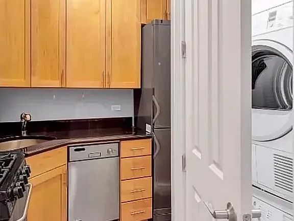 5th image of 330 E 6th St APT 4F