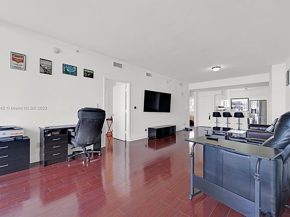 4th image of 601 NE 36th St APT 1206