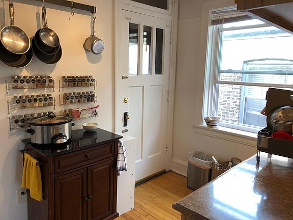 3rd image of 724 Hinman Ave APT 3E