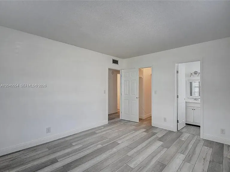 2200 NE 66th St #1401 — Photo 4
