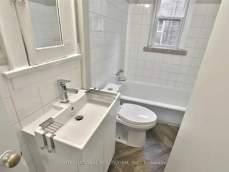 1094 College St #7 — Photo 6