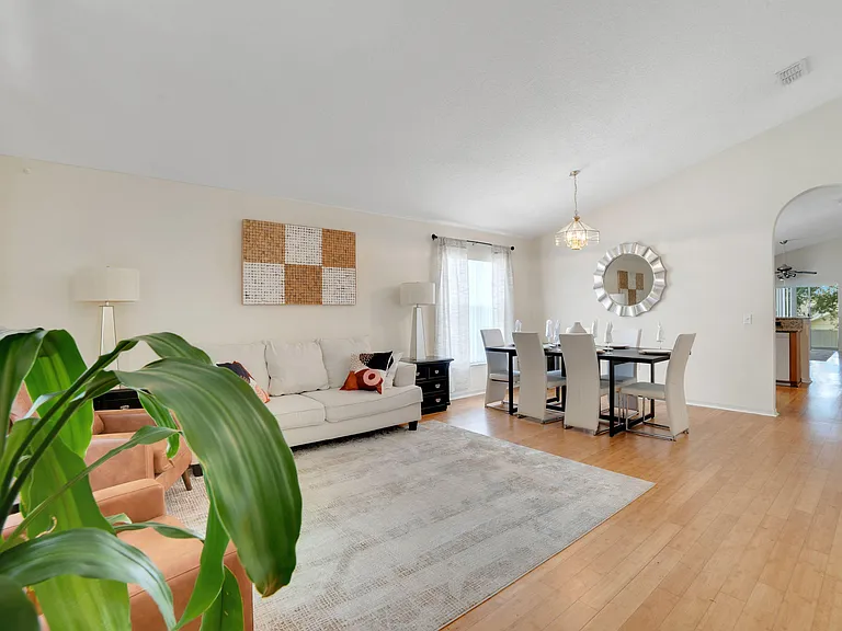 China Berry Cir — Photo 6