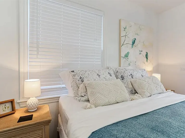4014 W Palmira Ave — Photo 35