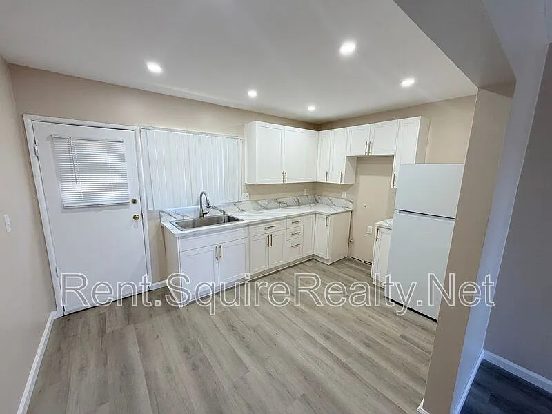 936 W Foothill Blvd #9