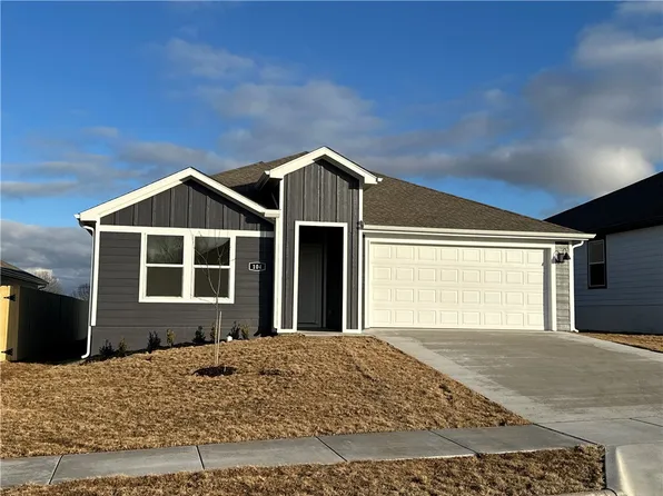 104 NW Bellflower St, Gentry, AR 72734