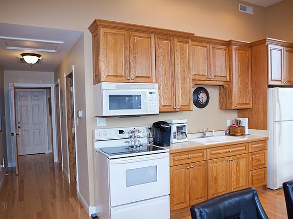 4th image of 99 E Bremer Ave #200