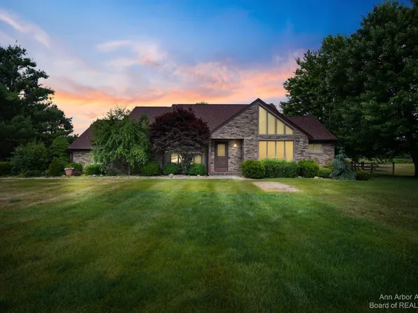 8713 Loire Valley Dr, Tecumseh, MI 49286