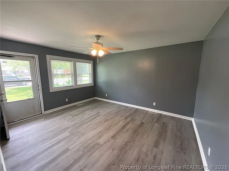 1422 Grandview Dr — Photo 2