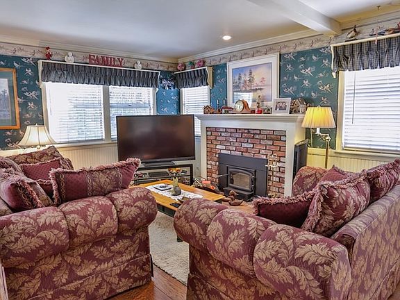 5th image of 306 Heliotrope Dr