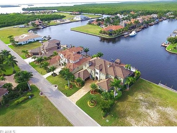 Caloosahatchee River at top - Direct Gulf Access