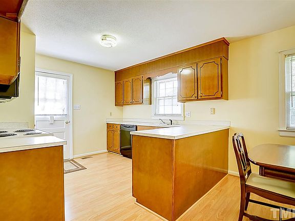 5th image of 4017 Chaucer Dr
