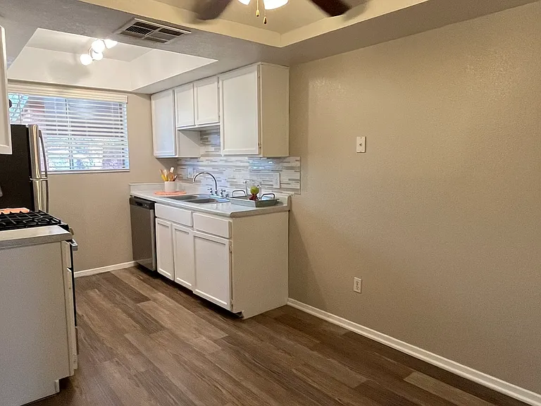 Sand Pebble Apartments — Photo 21