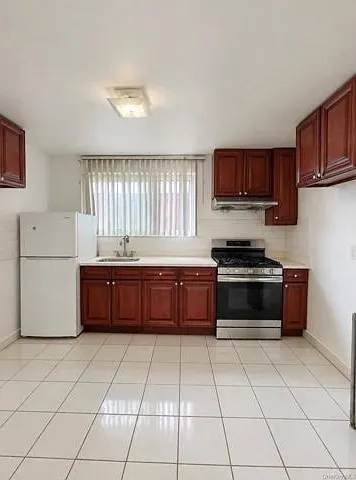 3 bed, 1.0 bath, 936 sqft, $2,900 — Photo 2