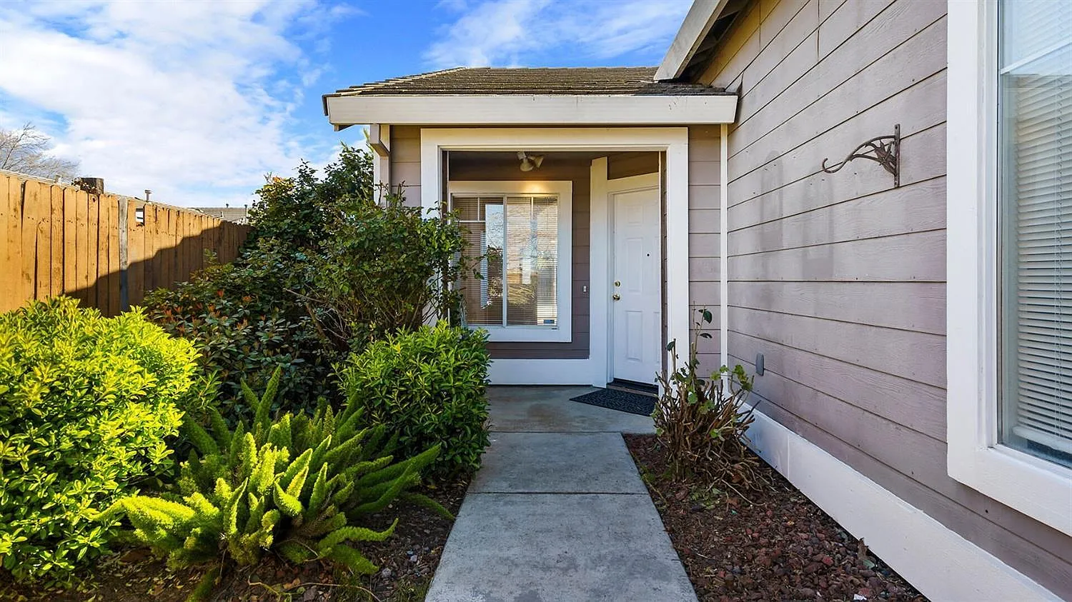 4 bed, 1649 sqft, $2,600 — Photo 3