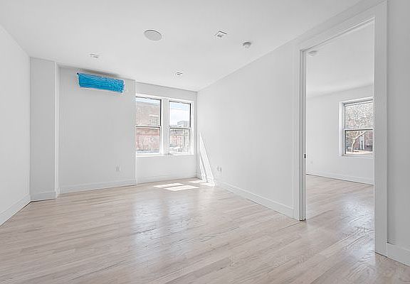 3rd image of 131 Smith St Unit 1
