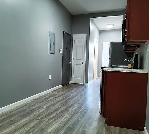 2nd image of 40 Grove St APT 1R