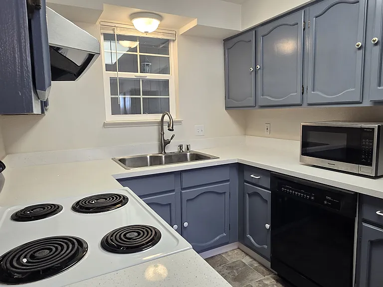 3973 Kentwood Ct — Photo 2