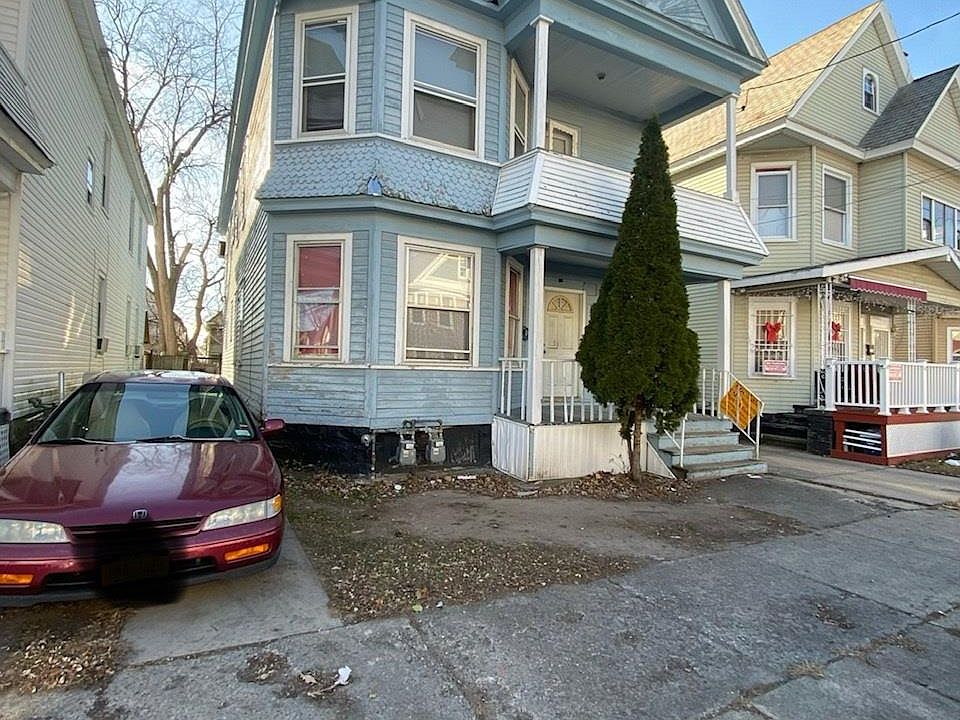 2nd image of 840 Stanley St