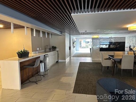 4th image of 1323 Queens Rd Unit 313