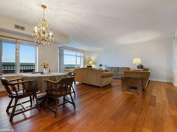 5th image of 865 E 22nd St APT 512