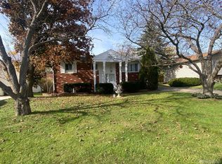 2480 Meadowcroft Dr, Burton, MI 48519
