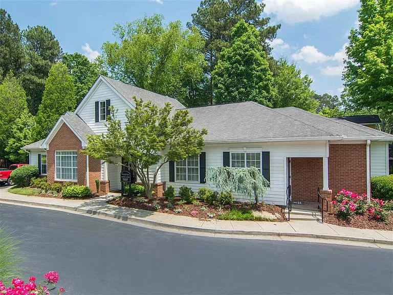 2311 Dunwoody Xing — Photo 36