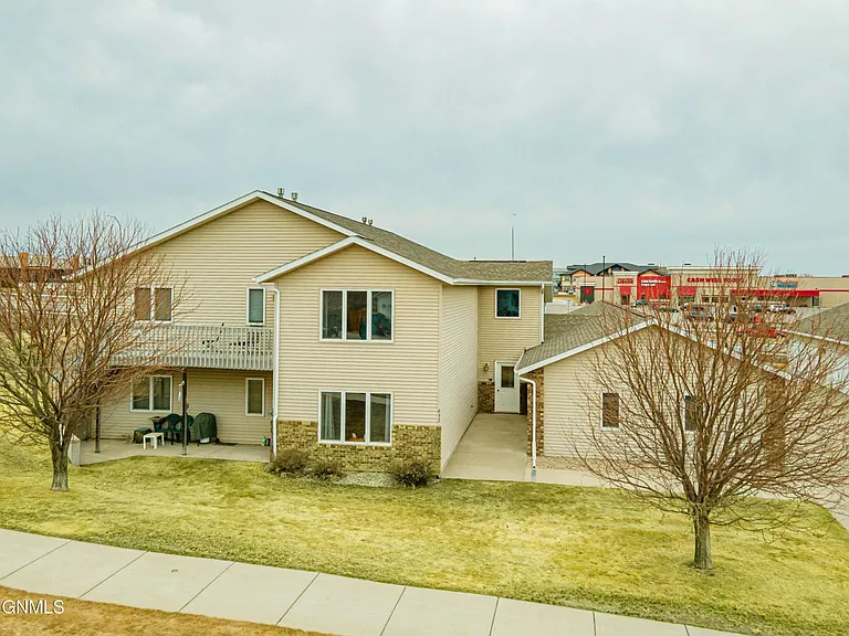 832 Lambton Ave — Photo 1