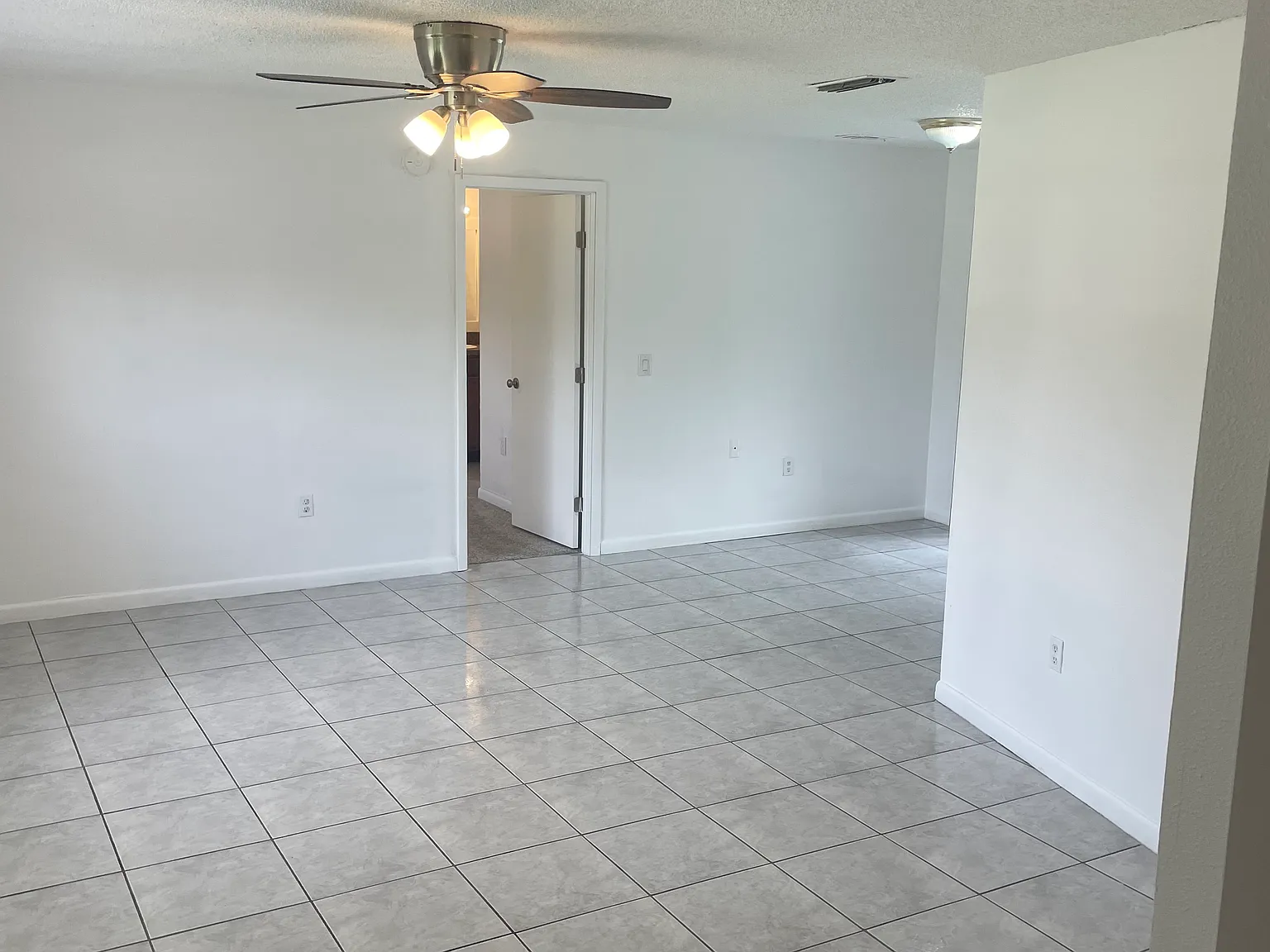 3 bed, 1386 sqft, $2,049 — Photo 4