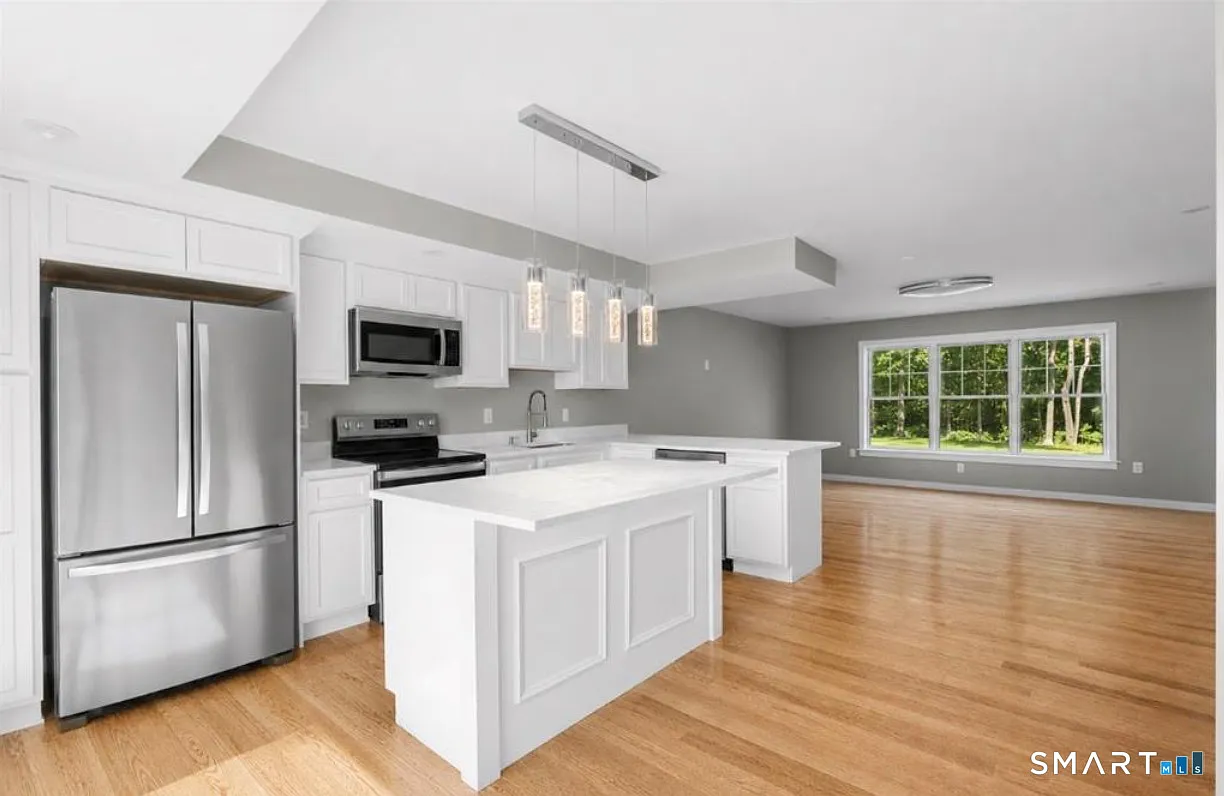 4 bed, 3.5 bath, 2500 sqft, $2,950 — Photo 2