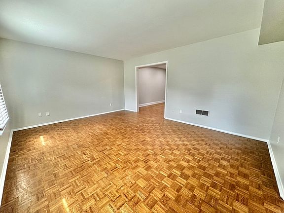 3rd image of 6623 Farmway Pl