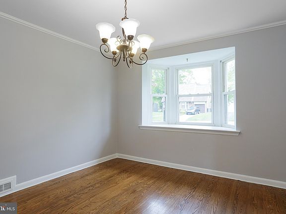 3rd image of 24 N Stuyvesant Dr