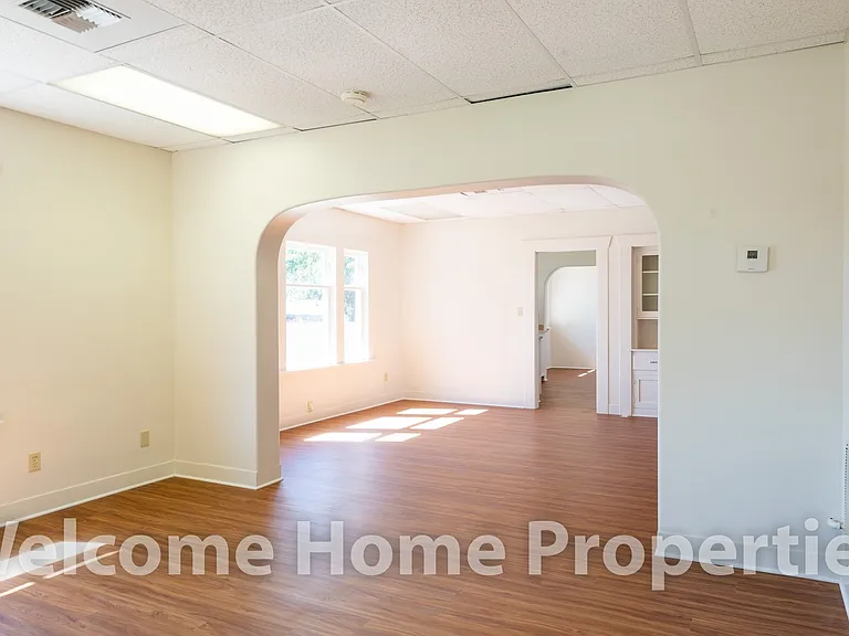 512 S College Ave — Photo 4