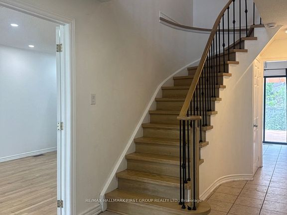 2nd image of 6 Carruthers Cres
